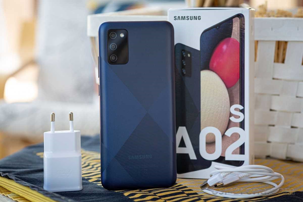 Samsung Galaxy A02s azul ao lado de sua caixa