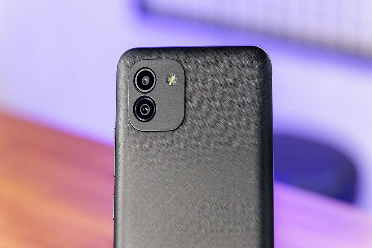 Samsung Galaxy A03 em foto de review mostrando suas câmeras