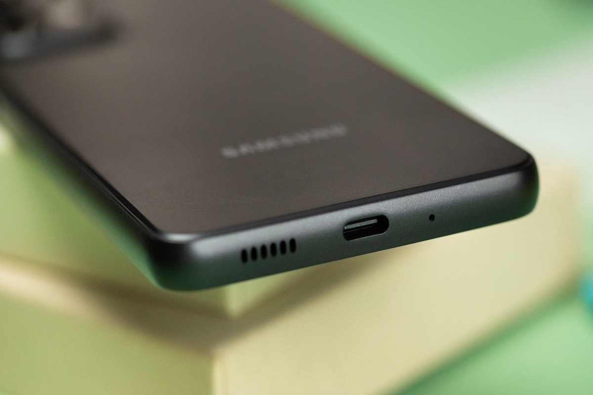 Samsung Galaxy A33 preto em foto para sites de vendas focando em sua parte inferior