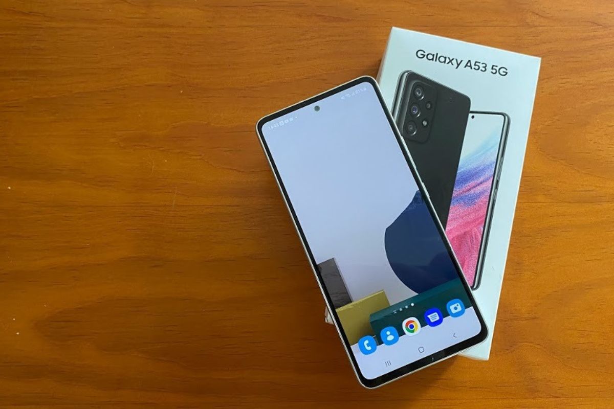 Samsung Galaxy A53 em foto para publicidade com aparelho sobre sua caixa e em cima de mesa de madeira