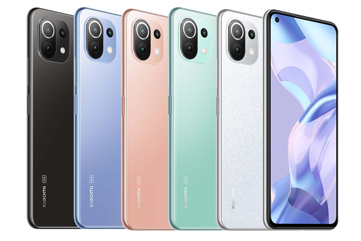 Xiaomi 11 Lite NE com seis exemplares em montagem para publicidade, mostrando diferentes cores do produto, sendo elas preto, lilás, salmão, verde, branco, bem como um produto virado para frente mostrando tela com montagem que apresenta mix de cores