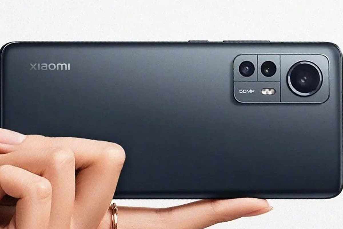 Usuário: Xiaomi 12 Usuário segurando Xiaomi 12 preto e mostrando detalhes do seu verso