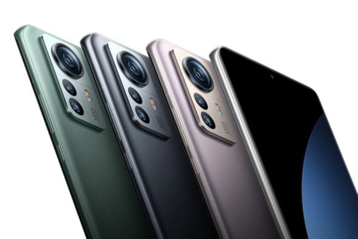 Botões: Xiaomi 12S Pro Quatro exemplares do Xiaomi 12S Pro em foto para sites de vendas, em ângulos diferentes, para usuários verem seus detalhes, como botões e câmeras