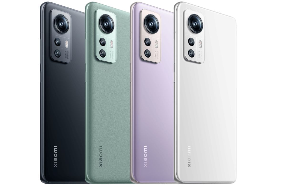 Quatro celulares Xiaomi 12S Pro em montagem para site de vendas, de costas para foto, mostrando seus detalhes como câmeras, nos tons preto, verde, lilás e branco