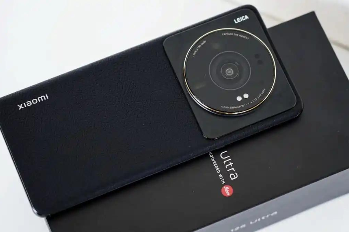 Câmeras: Xiaomi 12S Ultra Xiaomi 12S Ultra com costas para cima mostrando câmera e sensores sobre caixa do aparelho