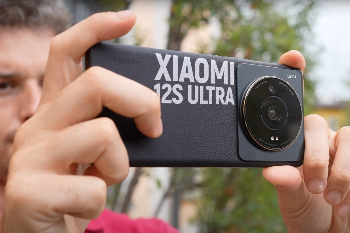 Homem tirando foto com Xiaomi 12S Ultra