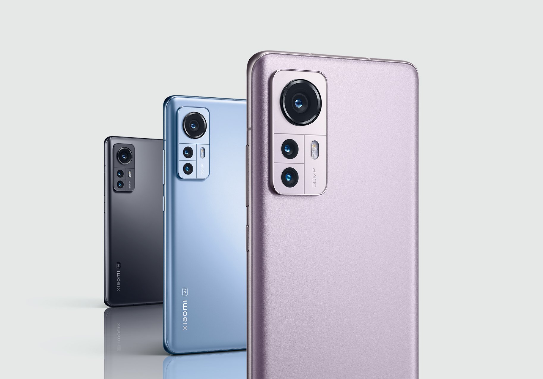 Xiaomi 12S com três exemplares nas cores preto, azul e lilás em montagem para publicidade