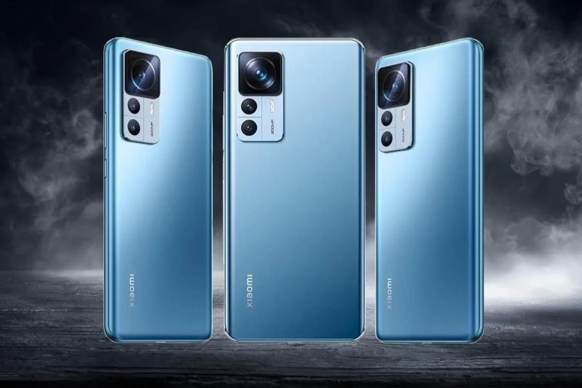 Câmeras: Xiaomi 12T Pro Xiaomi 12T Pro em montagem mostrando aparelho em vários ângulos de costas, com foco em suas câmeras traseiras
