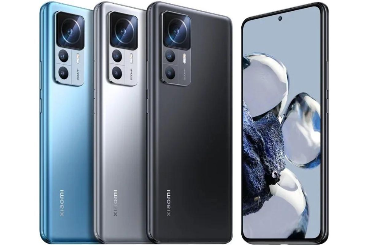 Xiaomi 12T Pro em montagem para publicidade, onde três aparelhos à esquerda mostram suas câmeras e suas cores azul, prata e preto, e à direita o modelo de frente, exibindo sua tela
