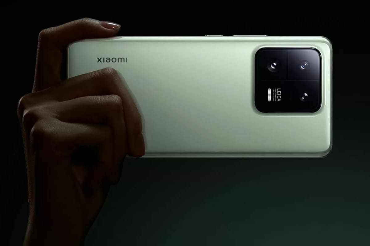 Usuária segurando Xiaomi 13 Pro