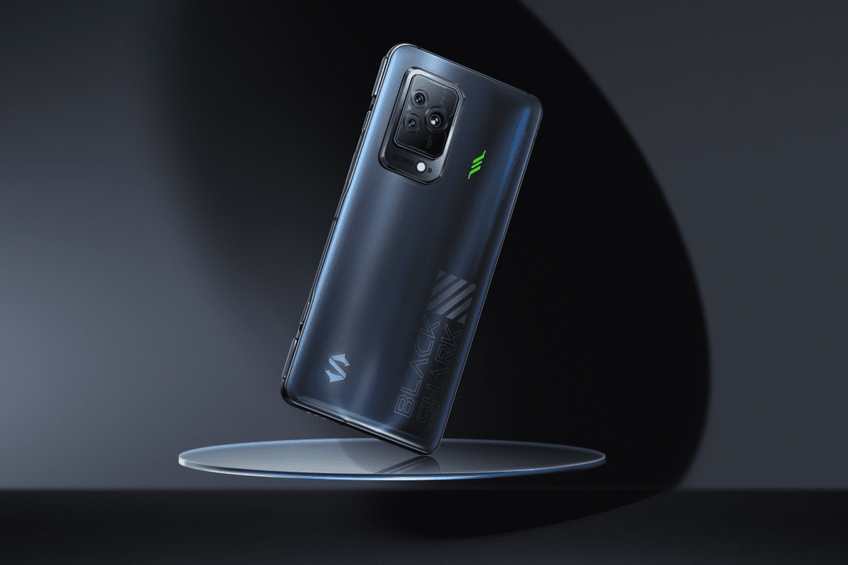 Câmeras: Xiaomi Black Shark 5 Xiaomi Black Shark 5 preto mostrando suas câmeras traseiras