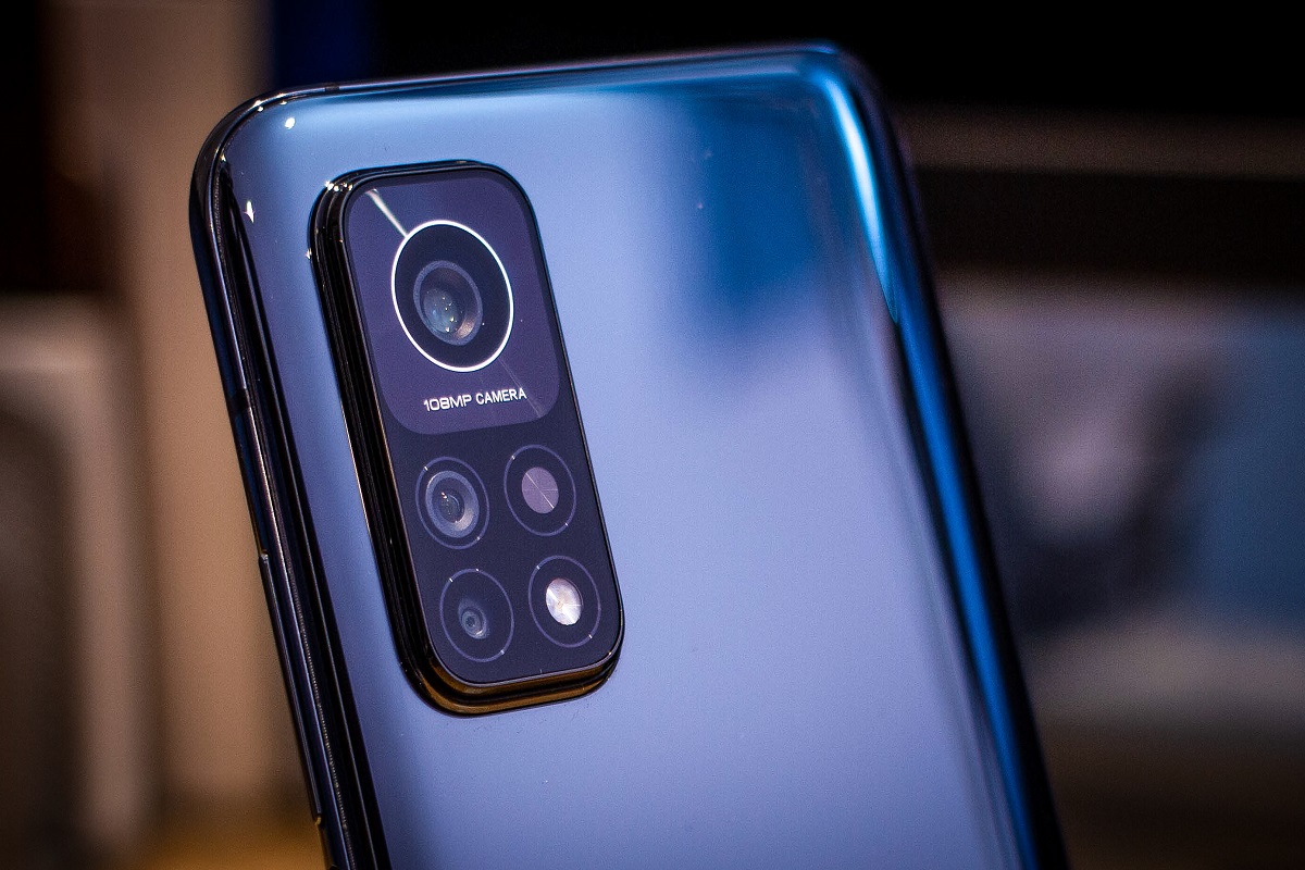 Xiaomi Mi 10T Pro azul mostrando suas câmeras traseiras