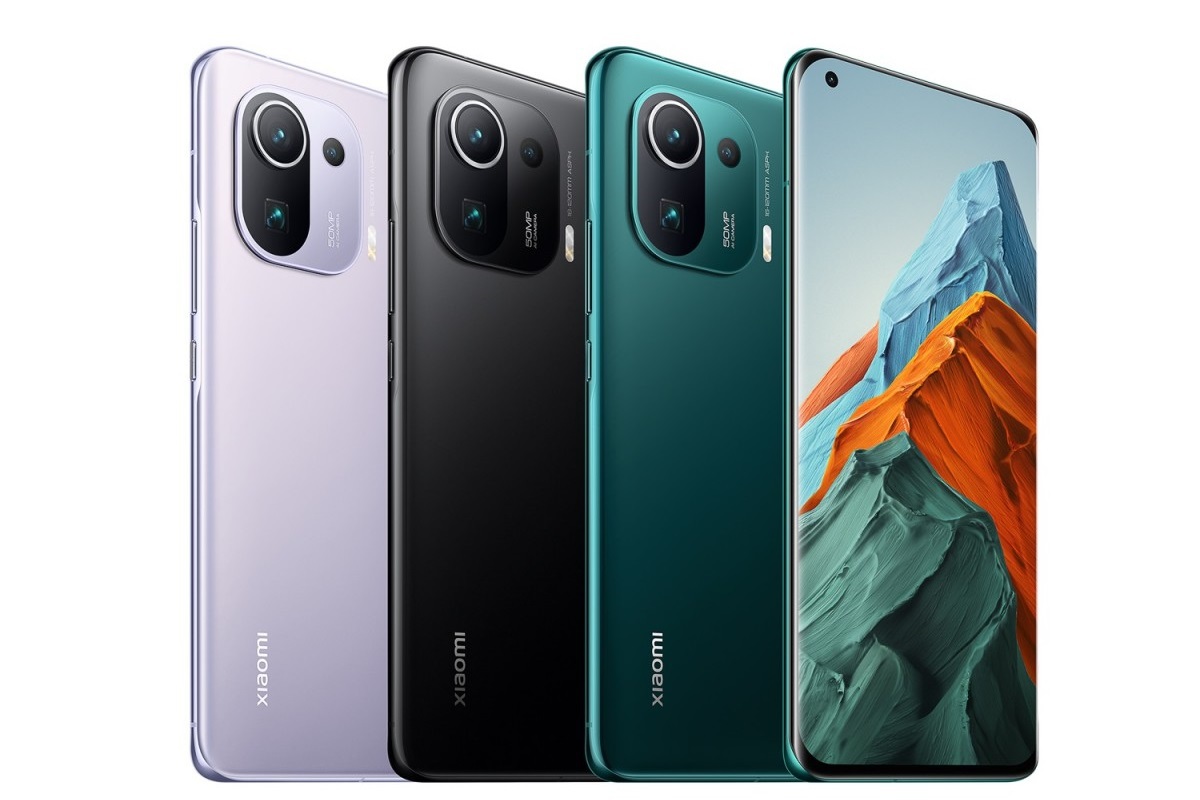 Xiaomi Mi 11 Pro em montagem com quatro exemplares, três de costas e um de frente, mostrando cores e detalhes do produto