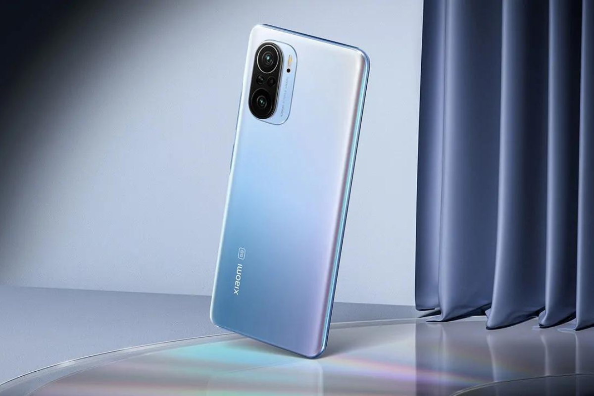Câmera: Xiaomi Mi 11X Xiaomi Mi 11X na cor azul mostrando seu verso com foco na câmera em montagem feita pela marca