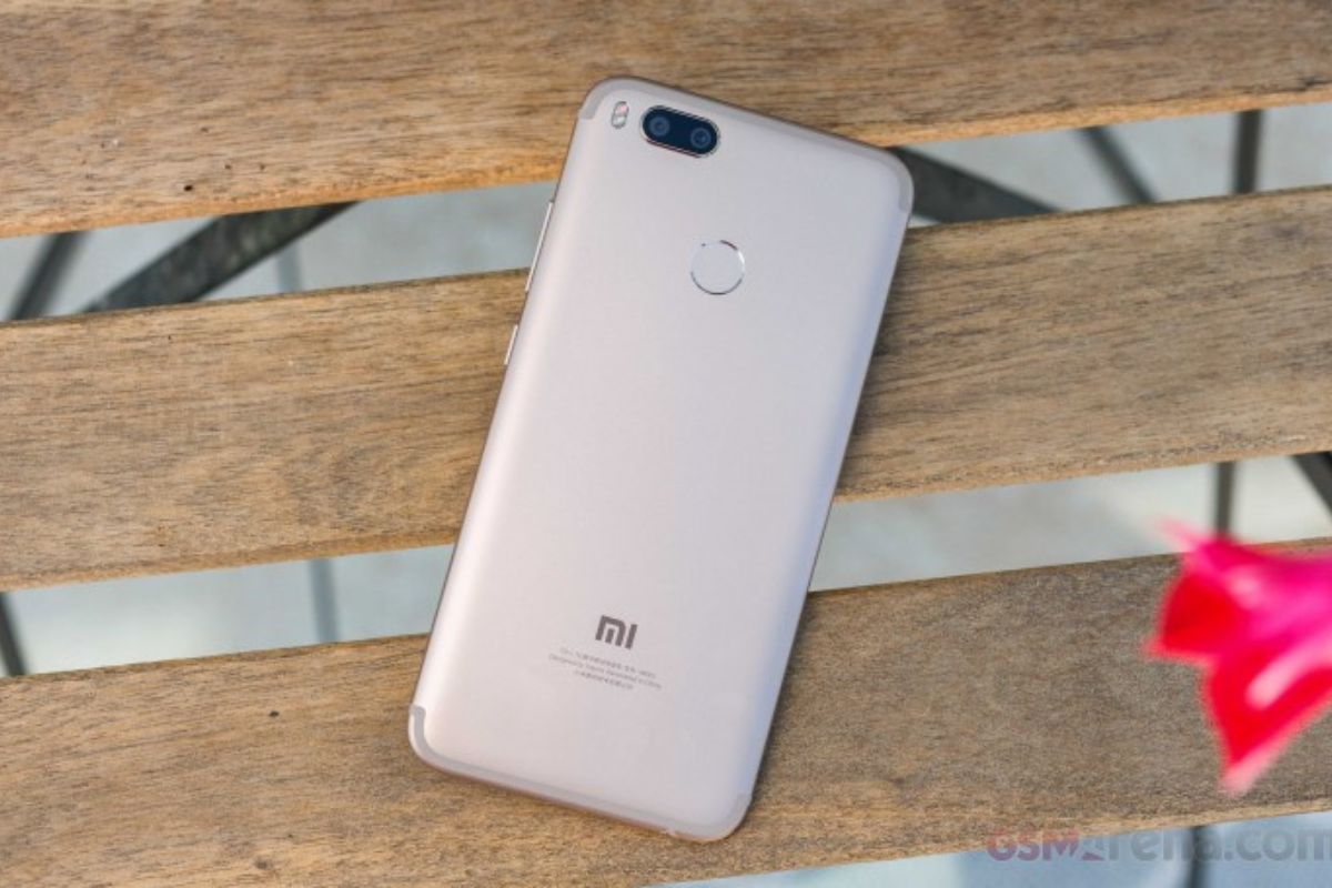 Câmeras: Xiaomi Mi 5X Xiaomi Mi 5X sobre tábuas de madeira mostrando seu verso com foco em seu sensor de impressão digital e câmeras