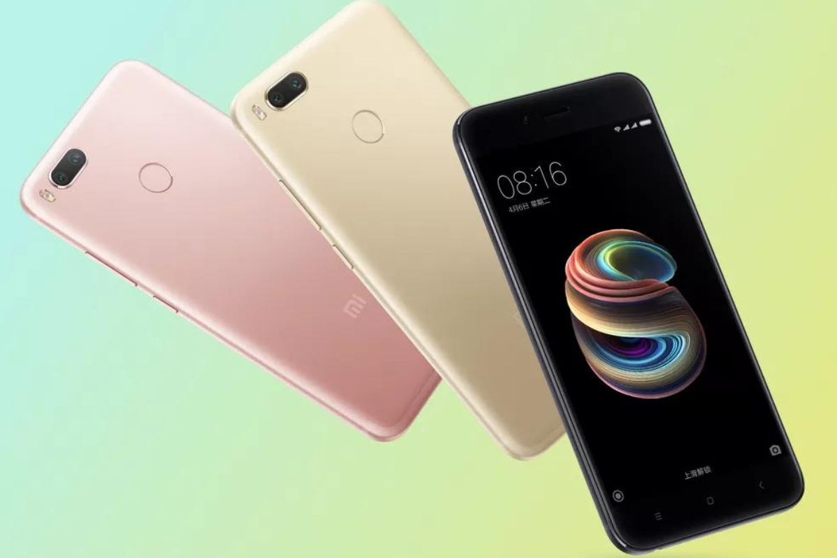 Xiaomi Mi 5X com três exemplares do modelo mostrando cores do seu verso e sua tela