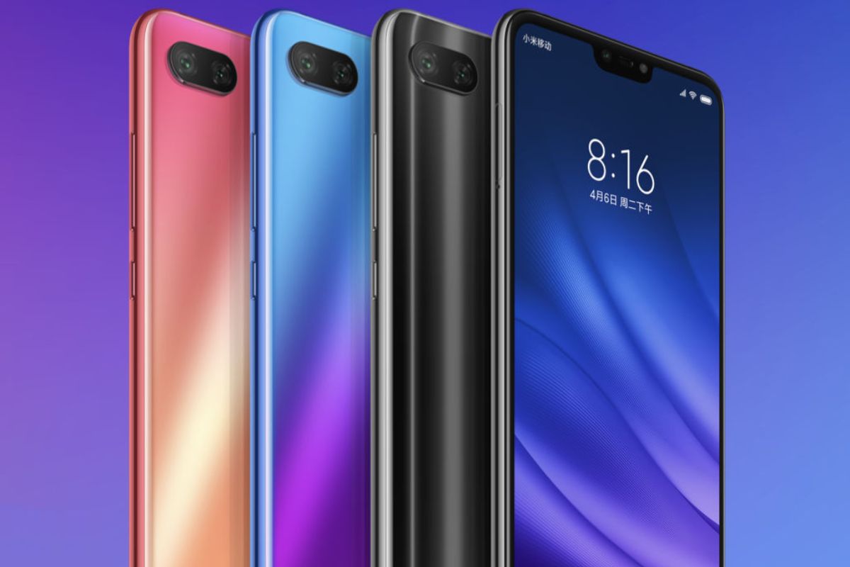 Câmera: Xiaomi Mi 8 Lite Três exemplares do Xiaomi Mi 8 Lite em foto para sites de vendas, em ângulos diferentes, para usuários verem seus detalhes, como câmera e tela, nas cores salmão, azul e preto