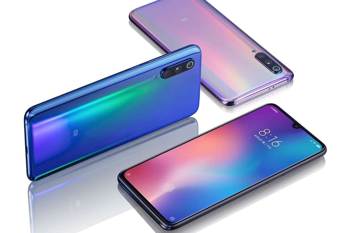 Xiaomi Mi 9 em montagem com três celulares em ângulos diferentes para sites de venda e reviews