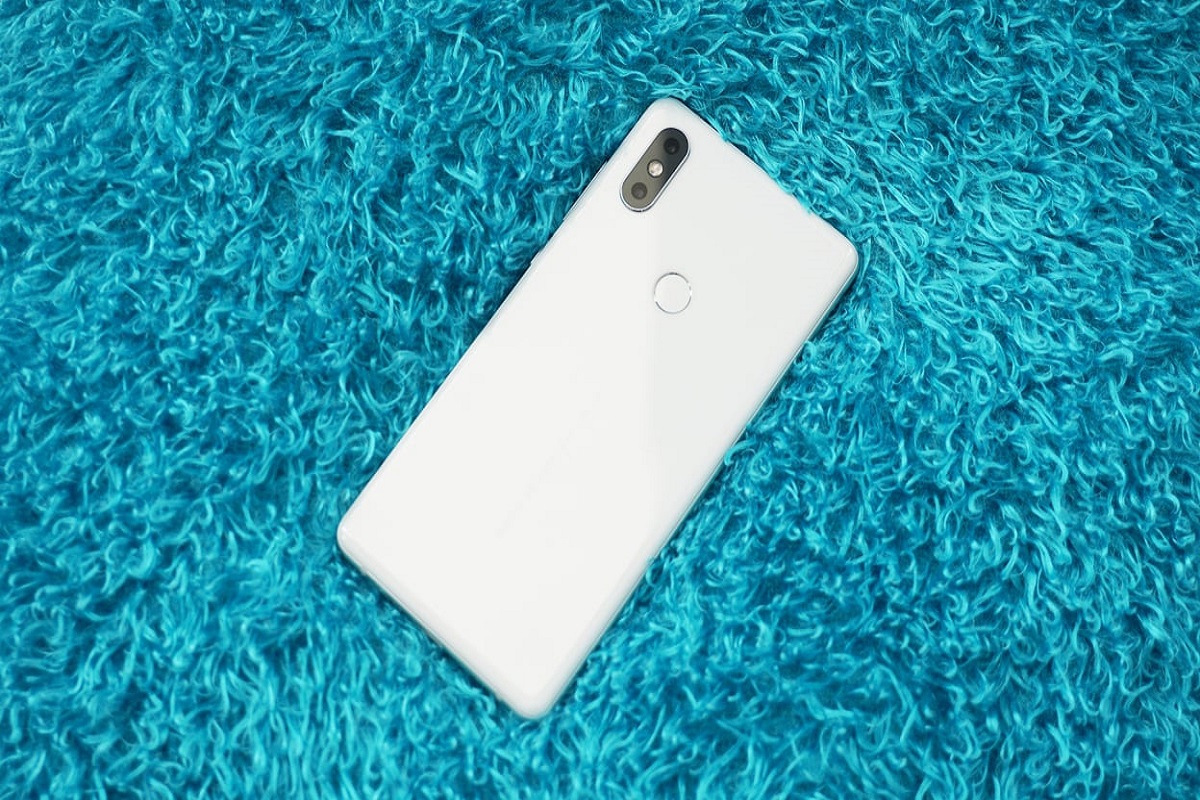 Xiaomi Mi Mix 2S branco sobre superfície azul mostrando costas do aparelho e seus detalhes
