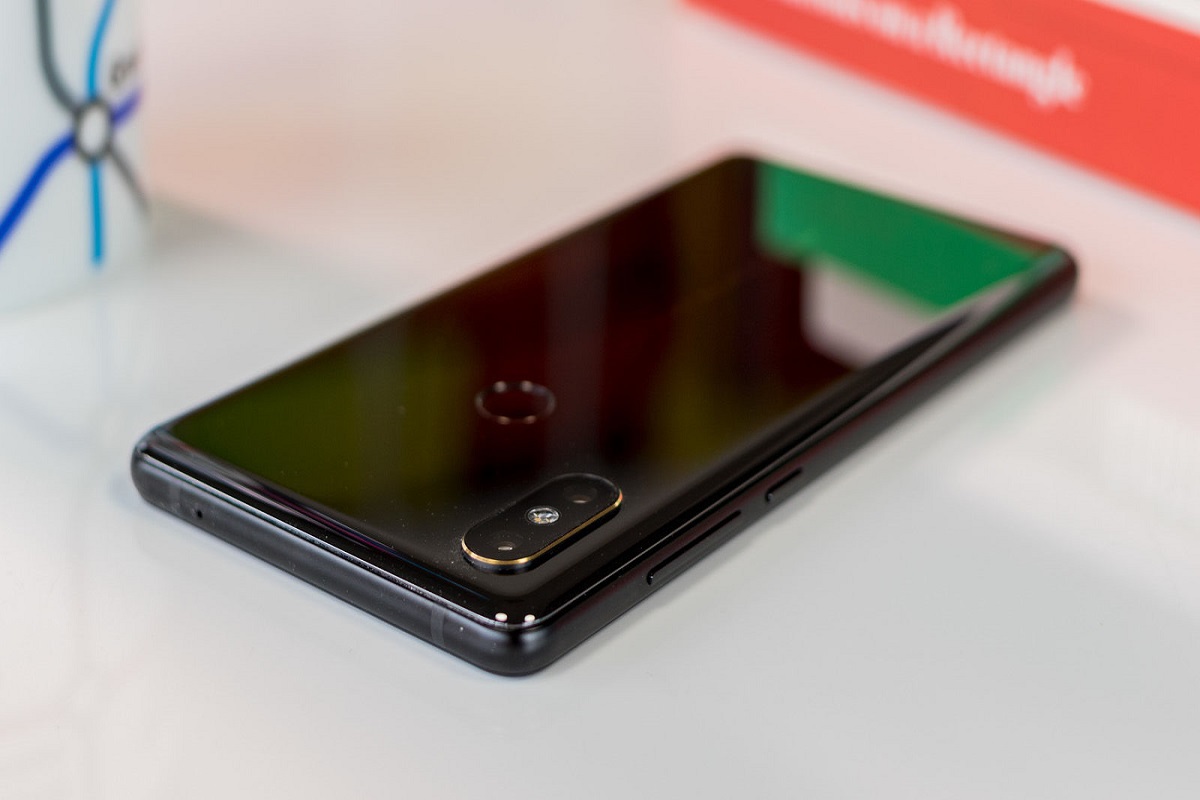 Câmera: Xiaomi Mi Mix 2S Xiaomi Mi Mix 2S preto de costas para cima mostrando sensor de impressão digital e câmera traseira