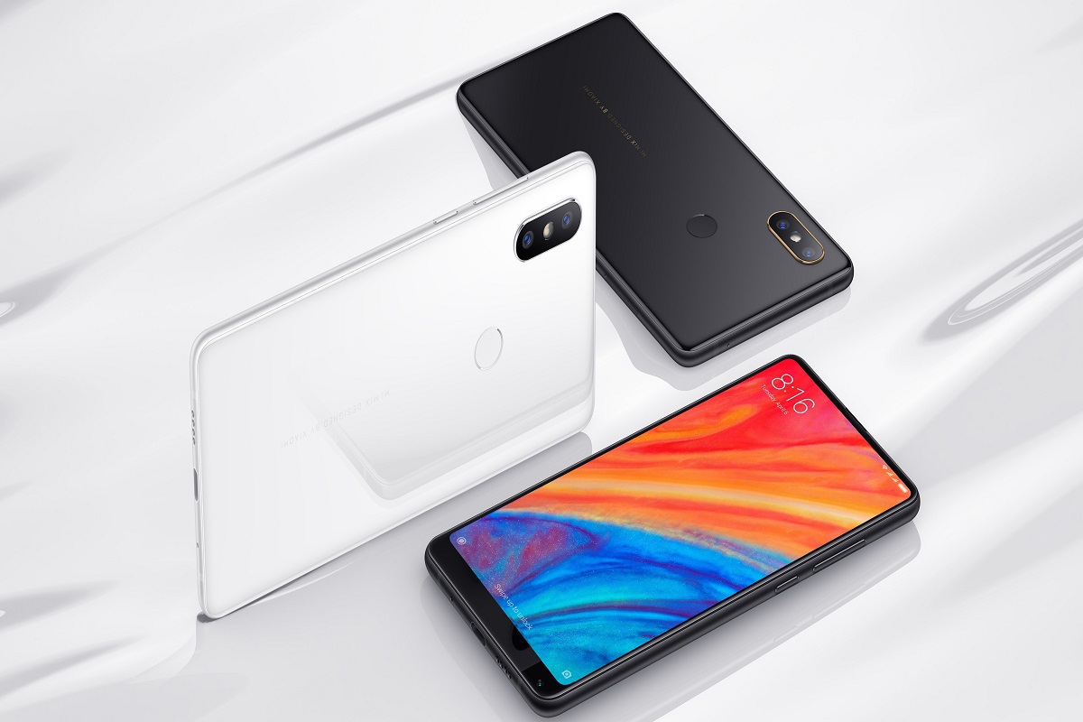 Celular: Xiaomi Mi Mix 2S Xiaomi Mi Mix 2S em montagem com três exemplares do celular sobre fundo branco