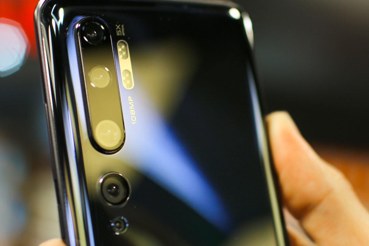 Pessoa segurando Xiaomi Mi Mix 4 preto