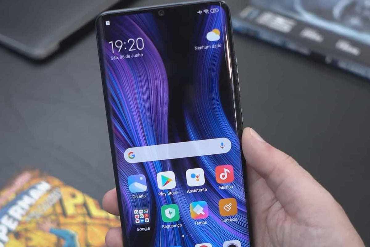 Review: Xiaomi Mi Note 10 Lite Xiaomi Mi Note 10 Lite nas mão de usuário que faz review e mostra sua tela inicial com apps