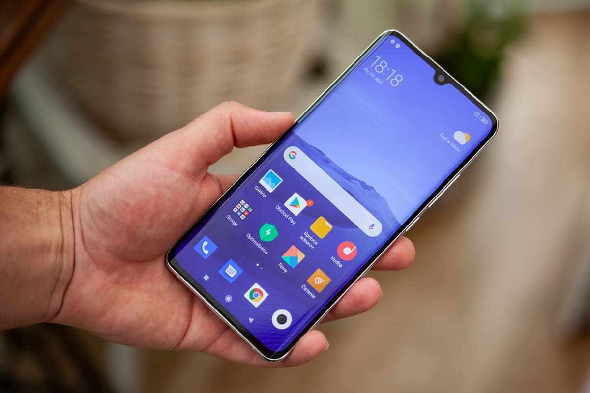 Interface: Xiaomi Mi Note 10 Lite Xiaomi Mi Note 10 Lite mostrando sua interface na tela inicial com principais apps para usuário que segura o aparelho
