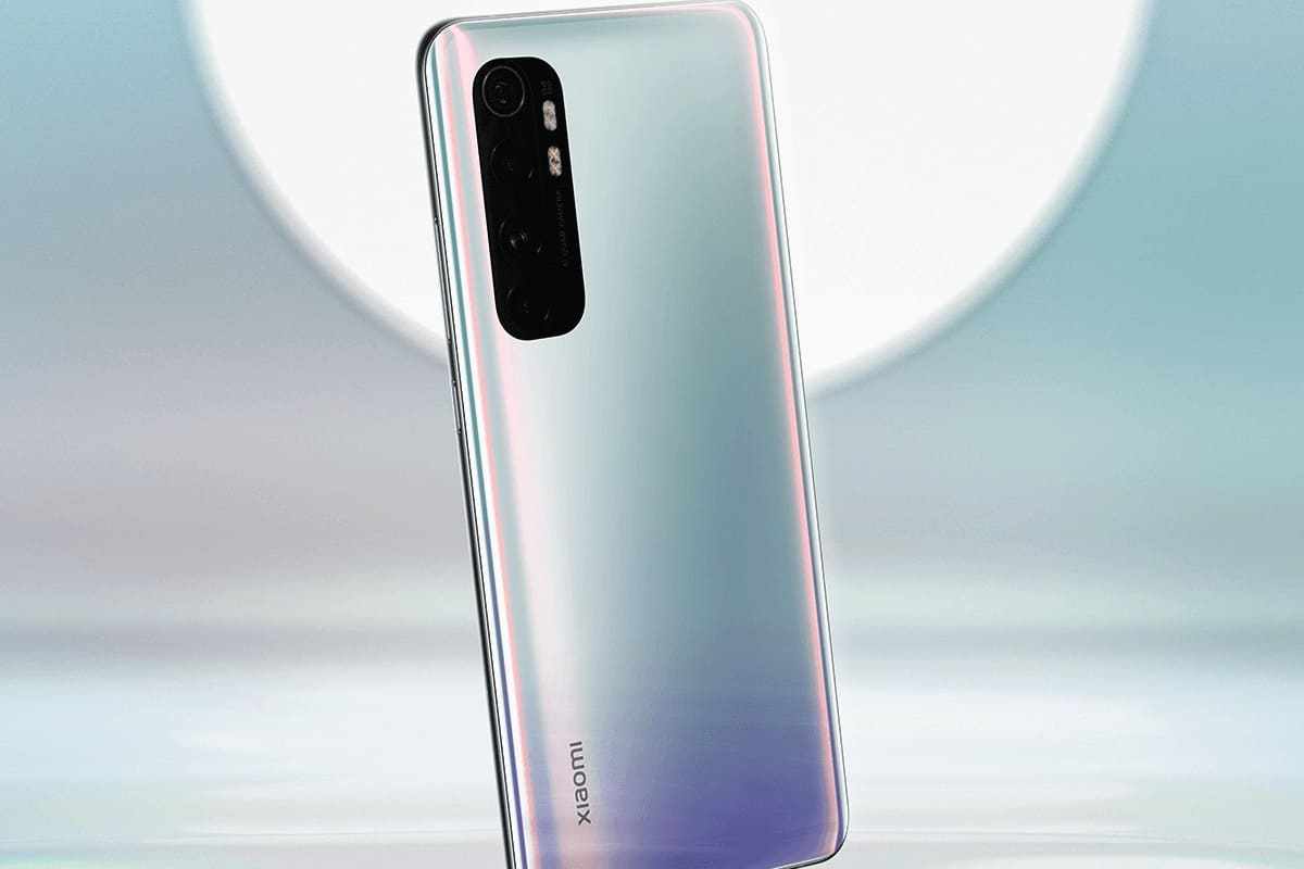 Câmera: Xiaomi Mi Note 10 Lite Xiaomi Mi Note 10 Lite mostrando sua bela cor clara e detalhes de sua câmera traseira