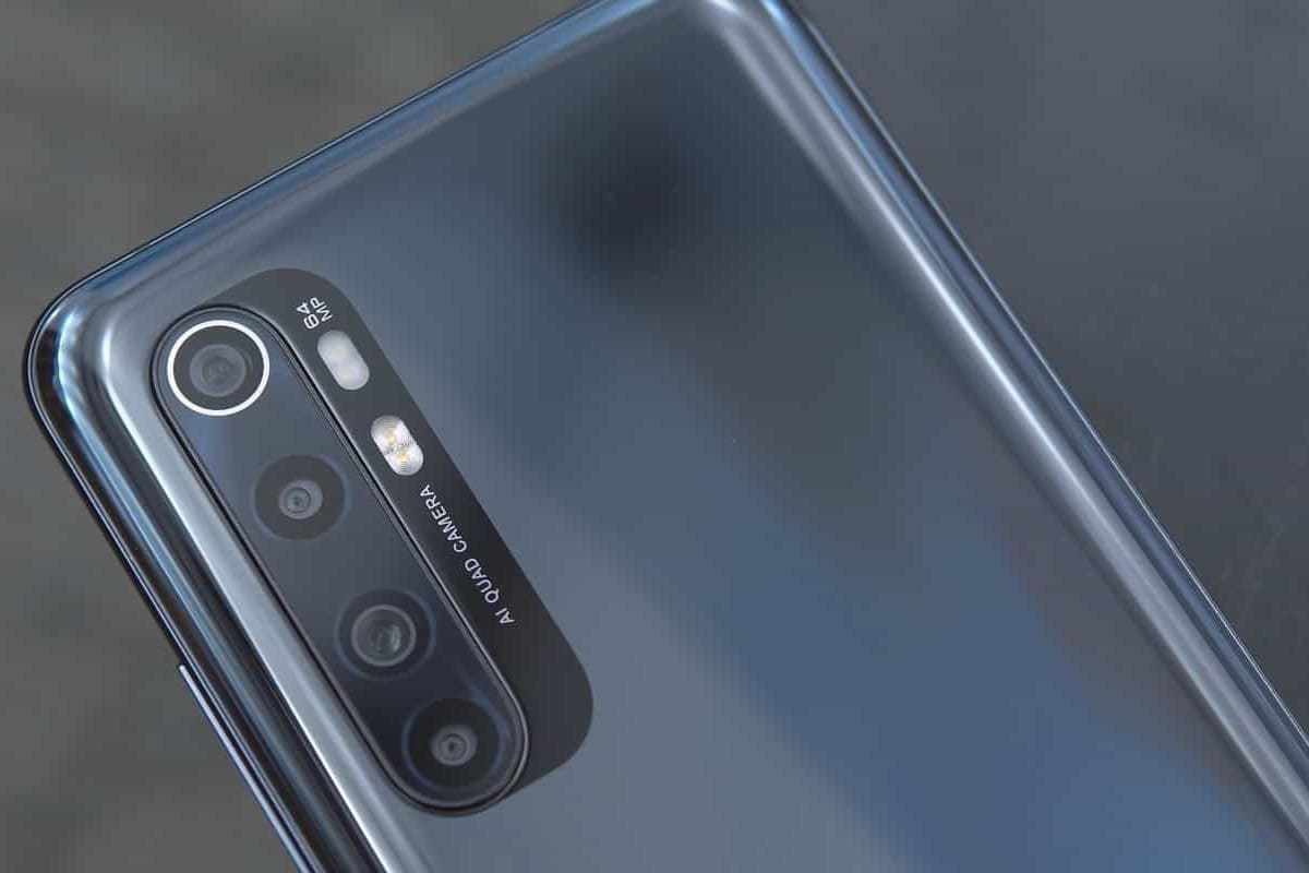 Xiaomi Mi Note 10 Lite mostrando seus detalhes do verso em foto que mostra câmeras bem de perto