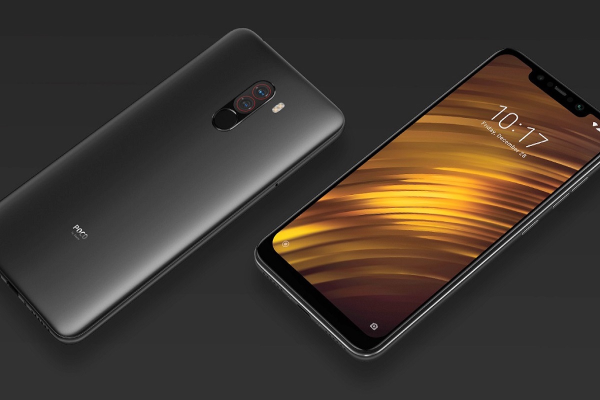 Xiaomi Pocophone F1 em montagem com dois aparelhos, um mostrando seu verso e o outro sua tela, para divulgação do produto