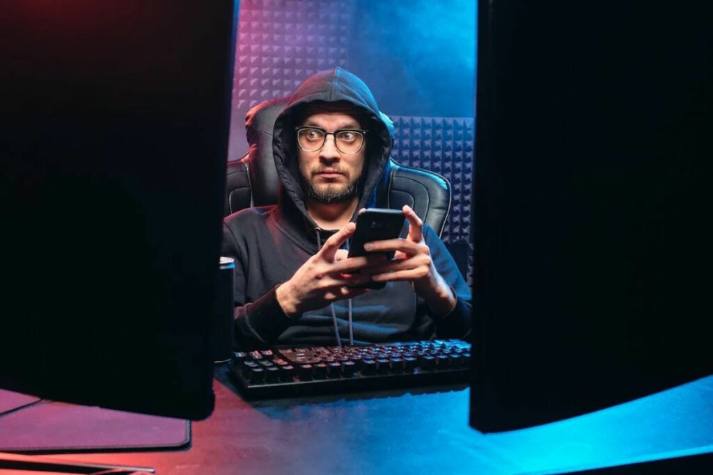 aplicativos antivírus aplicativos antivírus: a imagem mostra um hacker na frente de computadores.