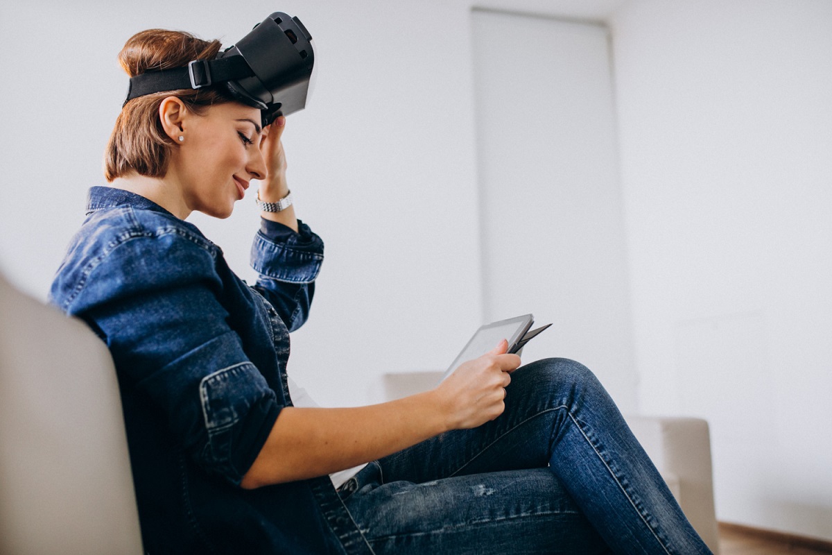 jogo VR: aplicativos de jogos mulher jogando com óculos de realidade aumentada