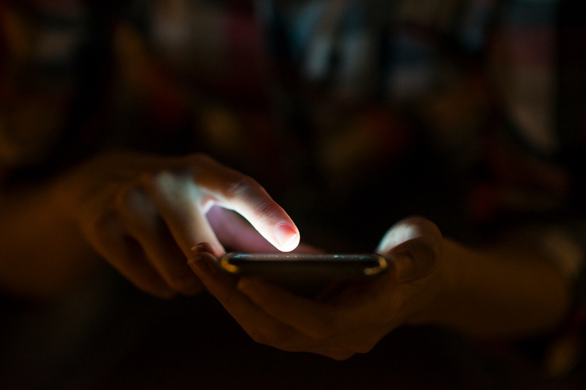 celular: aplicativos de jogos pessoa usando celular no escuro