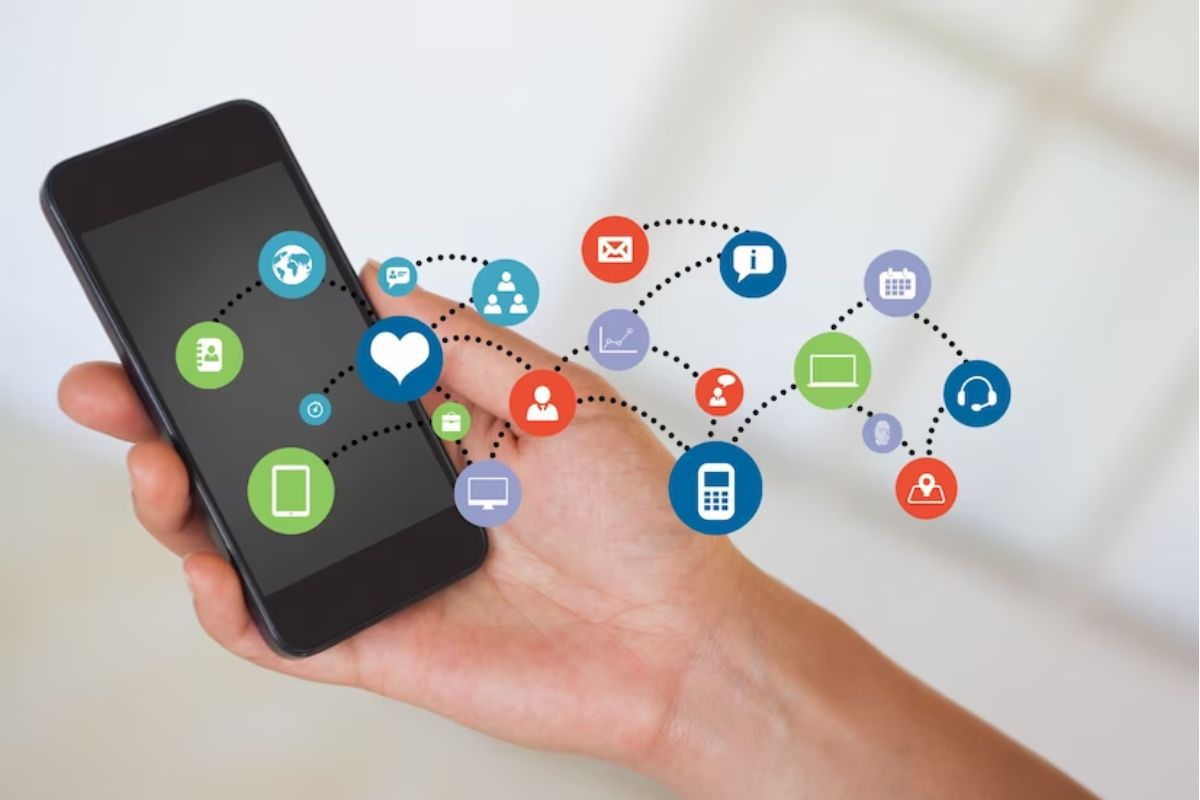celular: aplicativos para baixar pessoa usando o celular