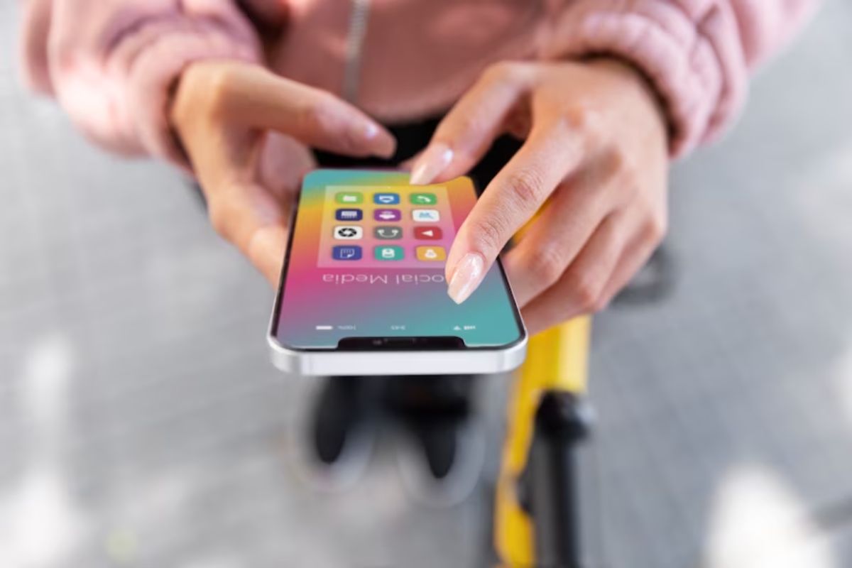 aplicativos para baixar: a imagem mostra uma pessoa usando um smartphone para acessar a aplicativos.