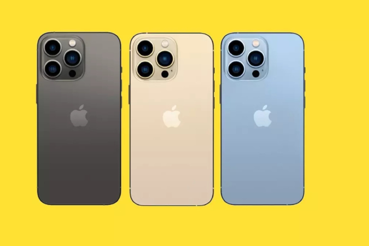 Câmeras: iPhone 13 iPhone 13 nas cores preto, dourado e azul mostrando costas e câmeras do produto