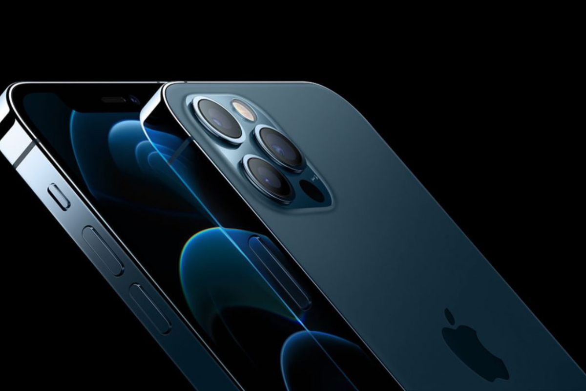 iPhone 13 Pro Max em foto com detalhe em seu conjunto de câmeras