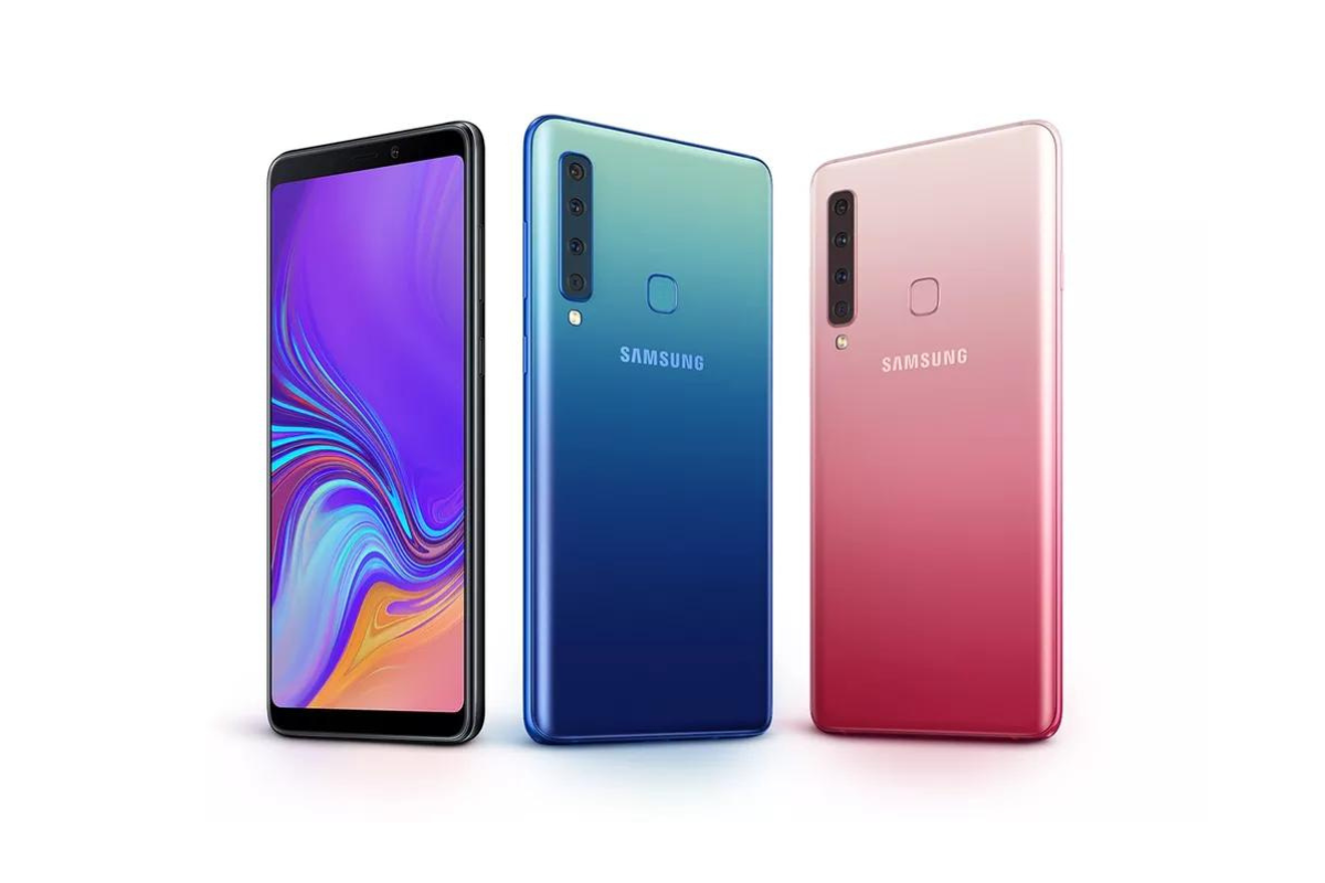 Três aparelhos Galaxy A9 em montagem para divulgação do produto