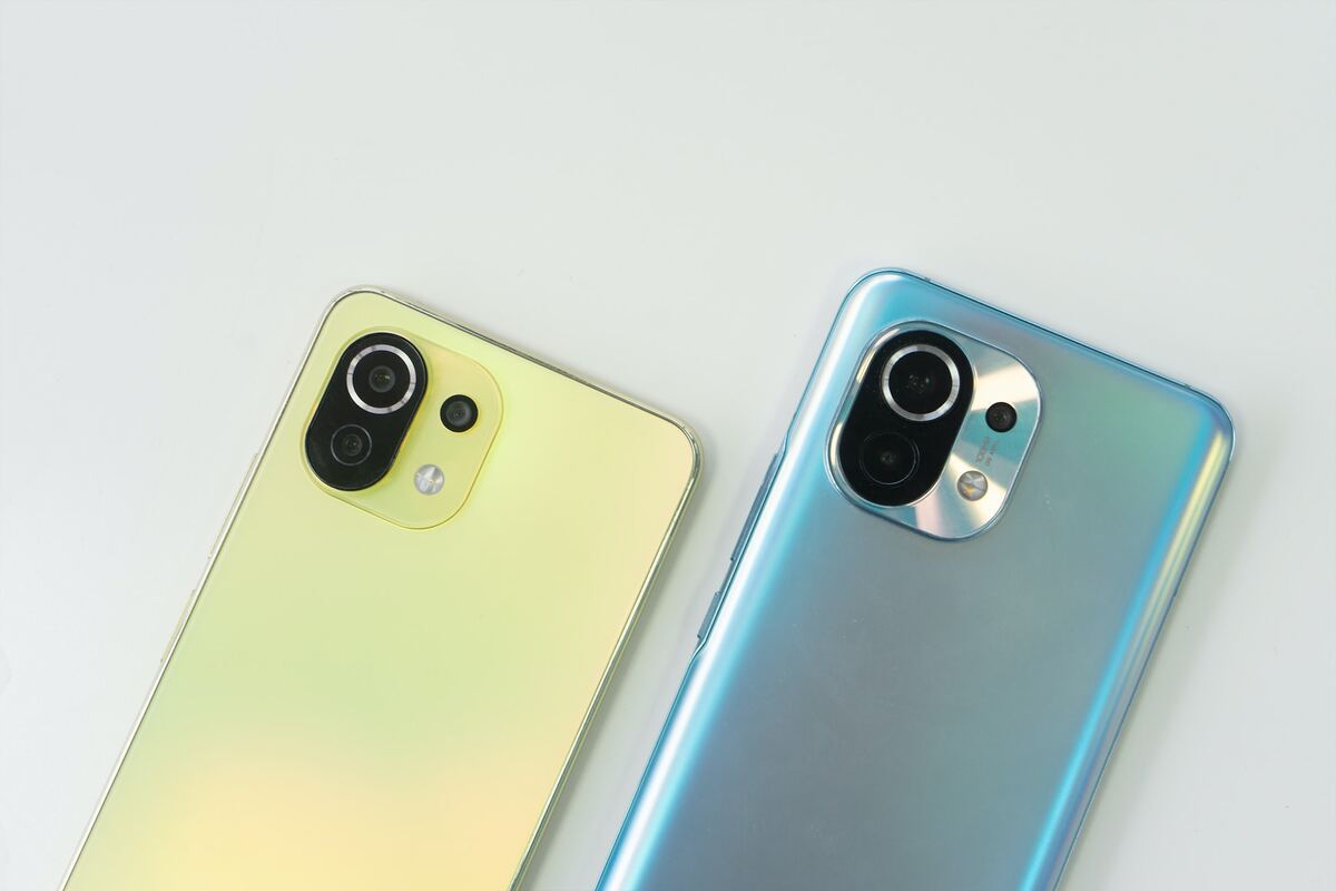 Xiaomi Mi 11X Pro com dois aparelhos nas cores amarela e azul em foto para divulgação