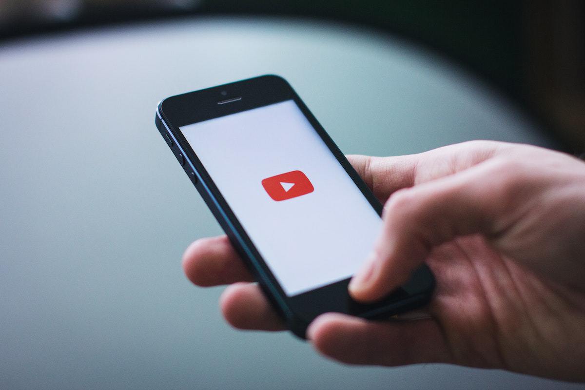 a imagem ilustra um app de música que é o aplicativo YouTube Music