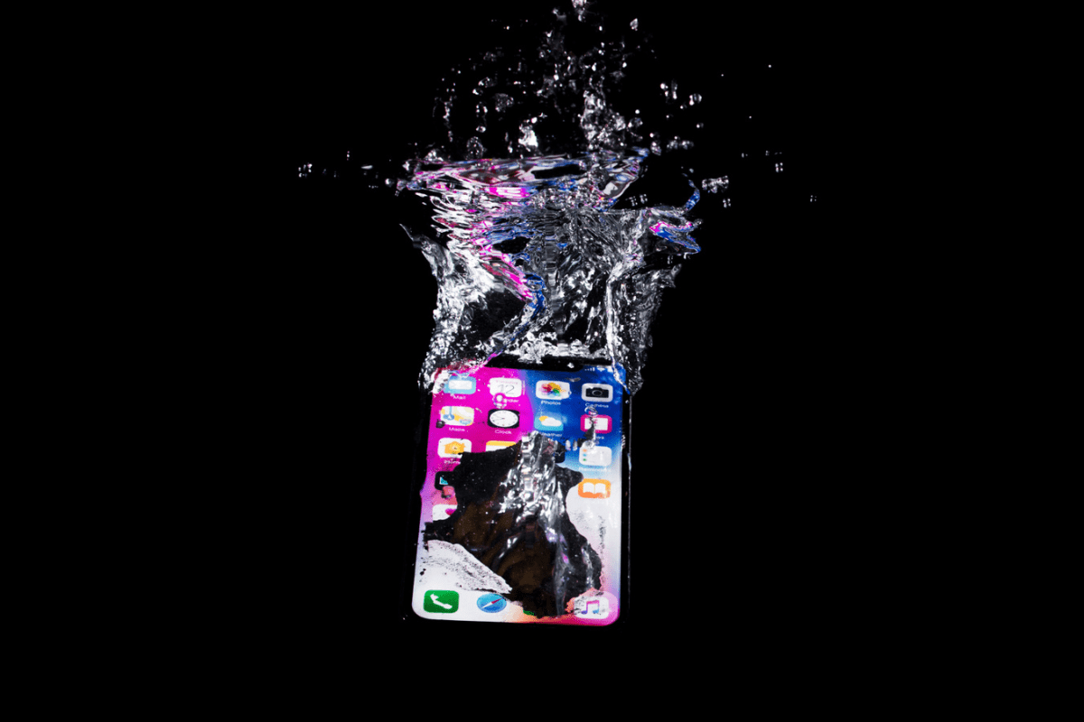 a imagem ilustra um celular à prova d'água