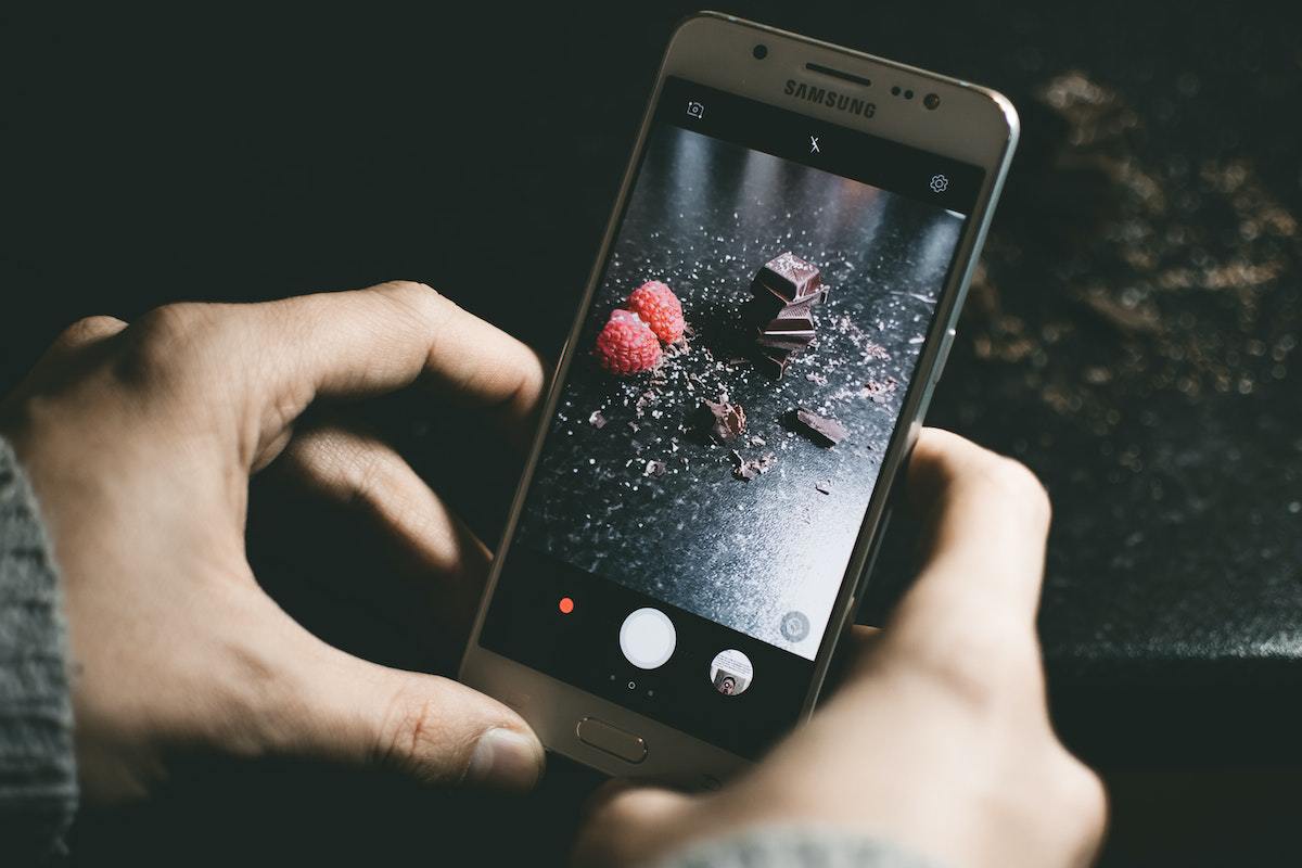 a imagem mostra um celular resistente à queda