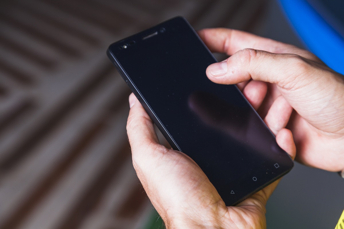 Celular reiniciando sozinho: o que causa e como resolver?