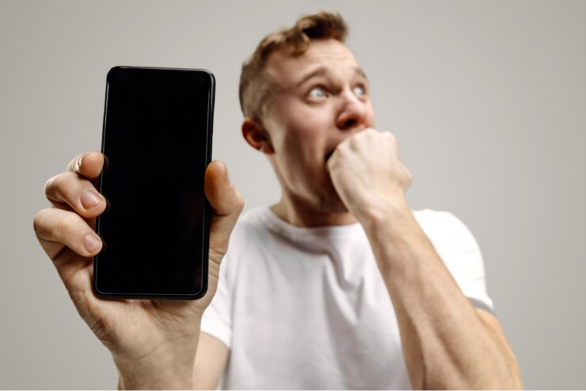 Celular caiu na água: o que fazer?