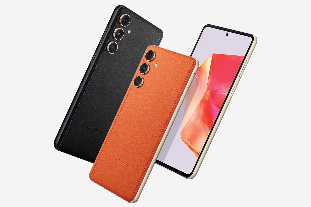 Celular Galaxy C55 tem design em couro e características do M55